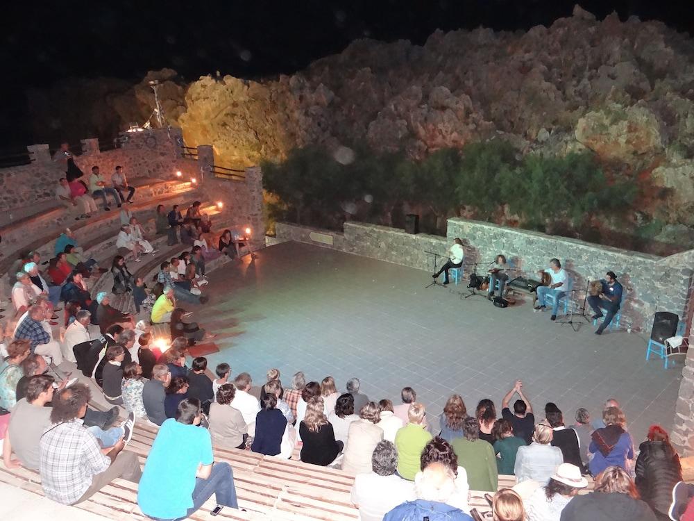 Kalypso Cretan Village & 4* Plakias