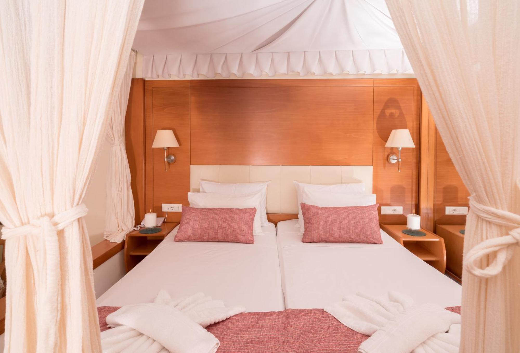 Kalypso Cretan Village & 4* Plakias
